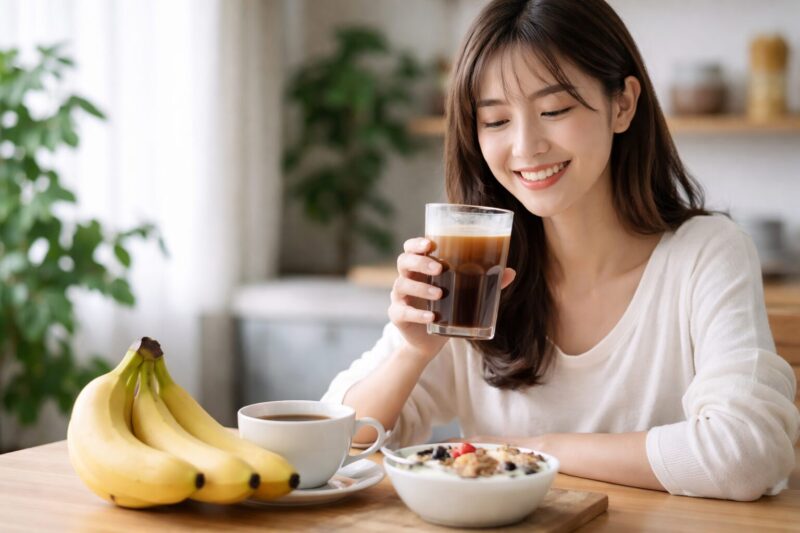 バナナとコーヒーを組み合わせて楽しむ日本人女性